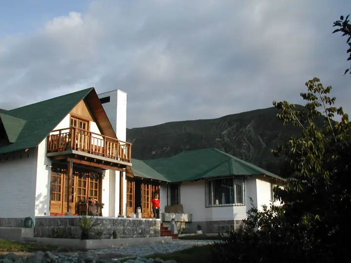 Vivienda con balcón de madera construida por Deteca Designs