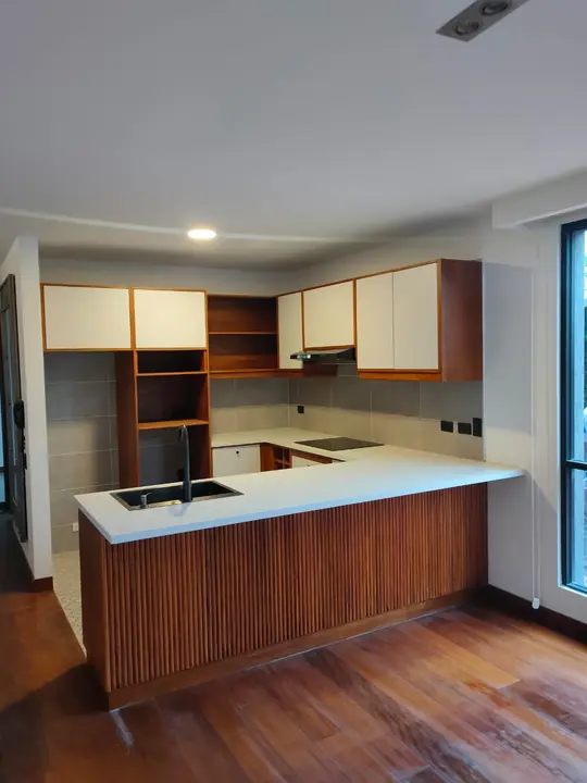 Cocina remodelada con muebles de madera