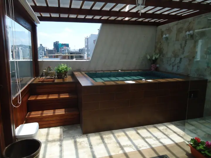 Terraza remodelada con jacuzzi